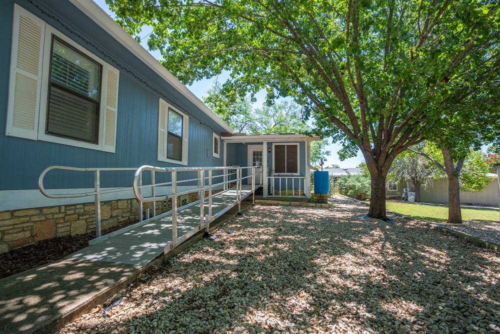 322 Live Oak — Shaded Walk-Up